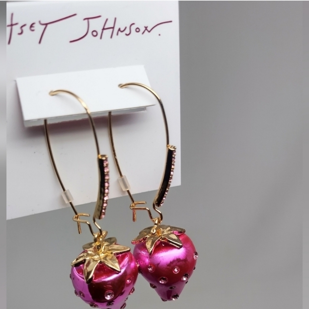 🔹Betsey Johnson Gold Tone Metallic Fuchsia Strawberry Drop Earrings Crystal NWT - Picture 4 of 5